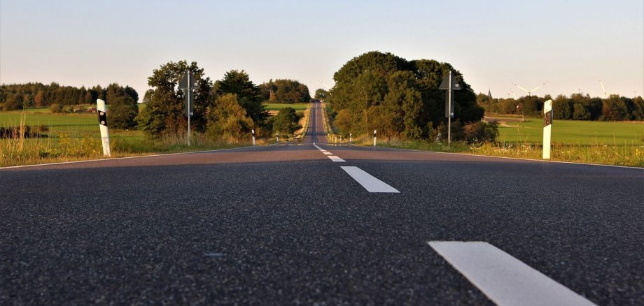 Eine einspurige Bundesstraße, die in die Ferne führt