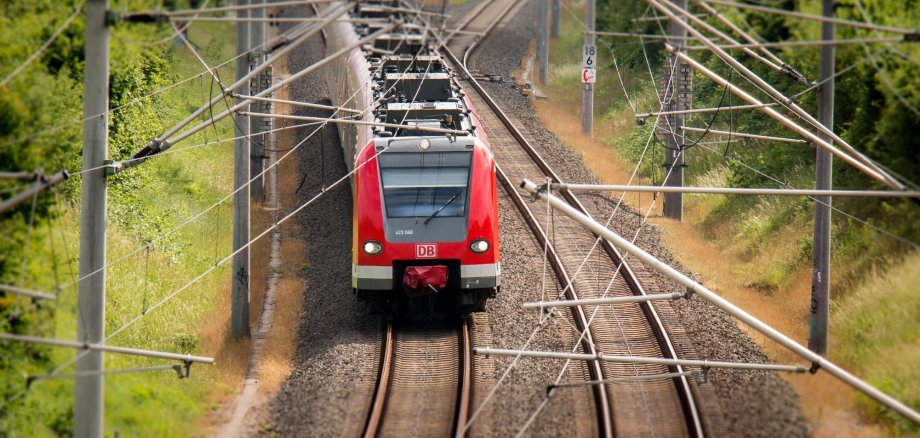 Elektrozug der Deutschen Bahn auf einem Gleis